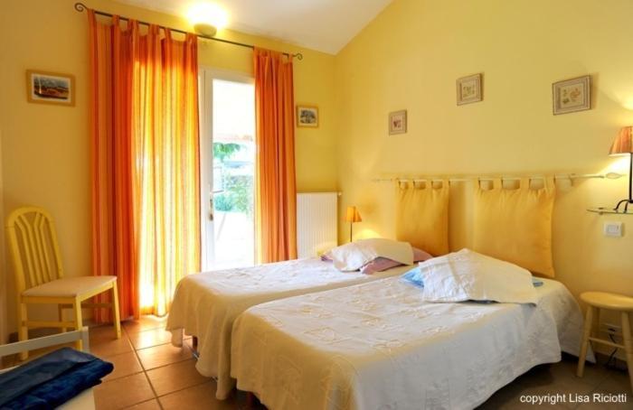 Les Hotes De La Combe Mouis Creissan Zimmer foto