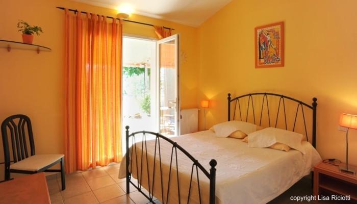 Les Hotes De La Combe Mouis Creissan Zimmer foto